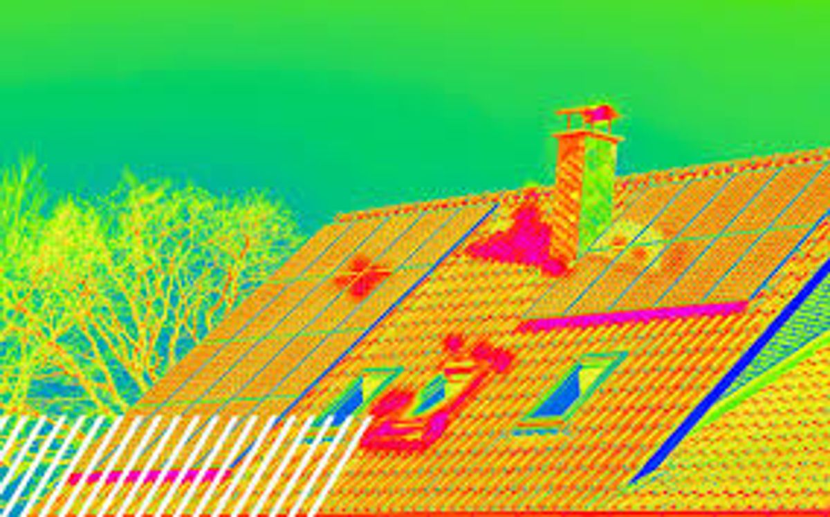 Inspecție termografică a unui acoperiș cu drona — imagine termică Inspecție termografică a unui acoperiș cu drona — imagine termică