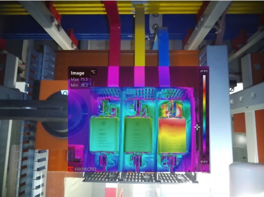 Disjunctor supraîncălzit într-un tablou electric (75°C)